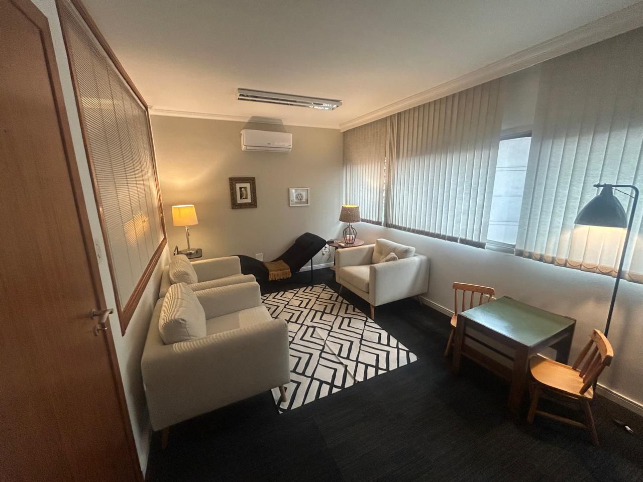 Sala de atendimento de Júlia Zimmermann no Itaim-Bibi, com poltronas e espaço reservado para conversa.